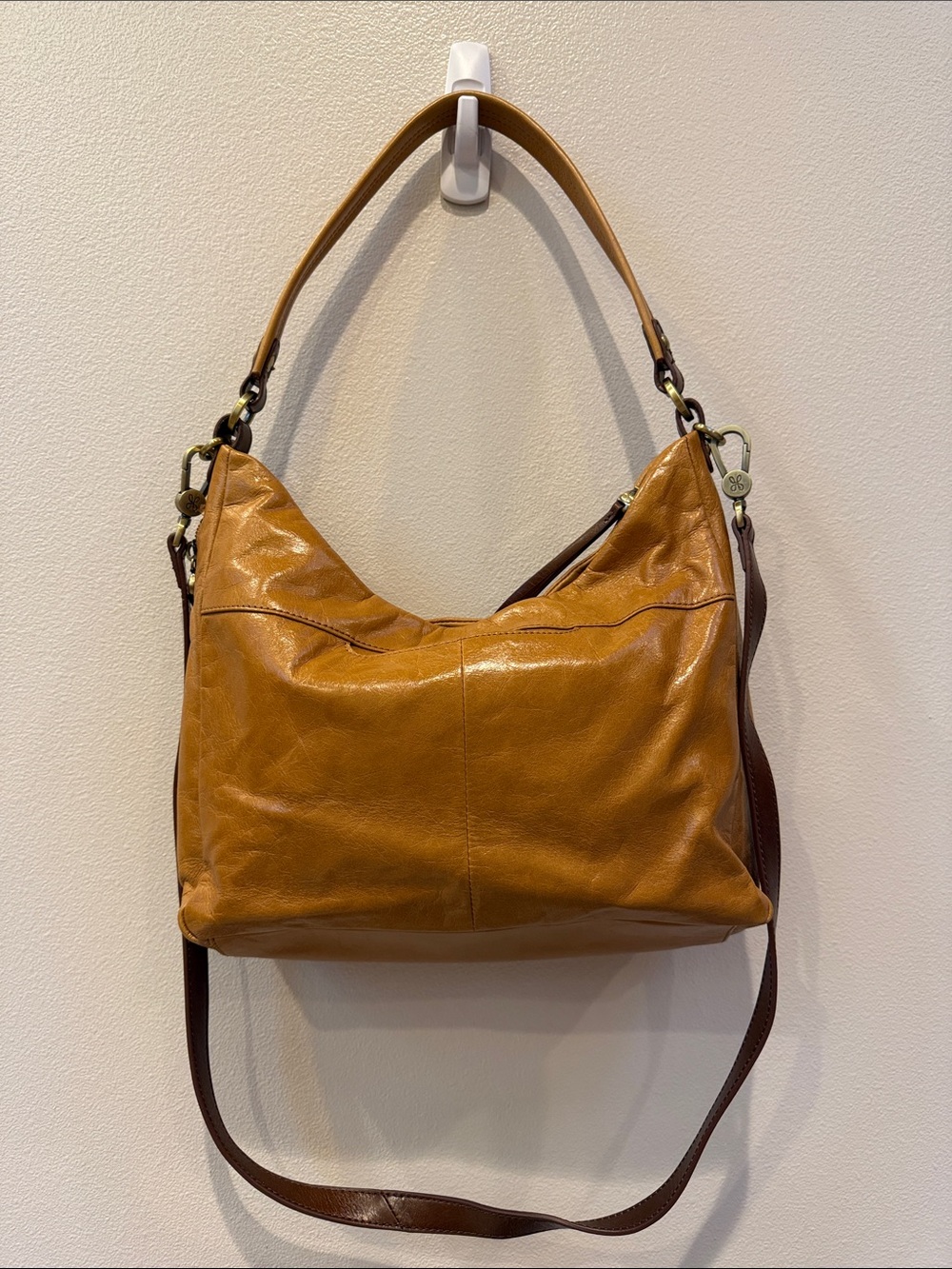 Leather Hobo Convertible CrossbodyBag in Caramel Brown
